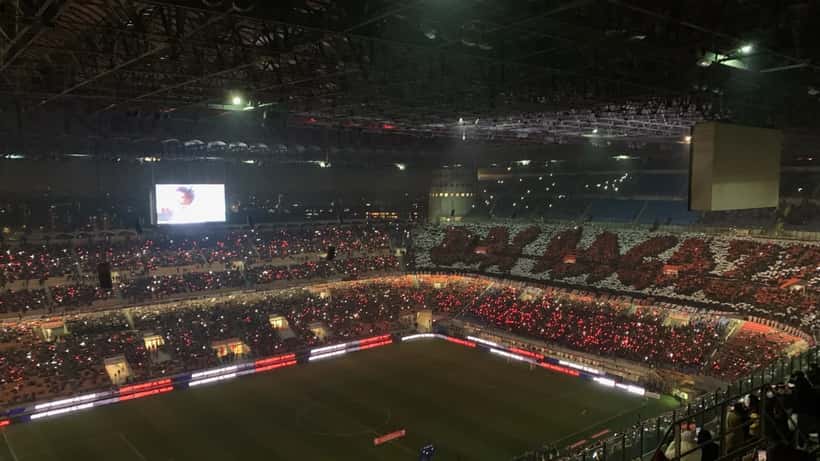 San Siro Stadion vor einem AC-Milan-Spiel in Mailand