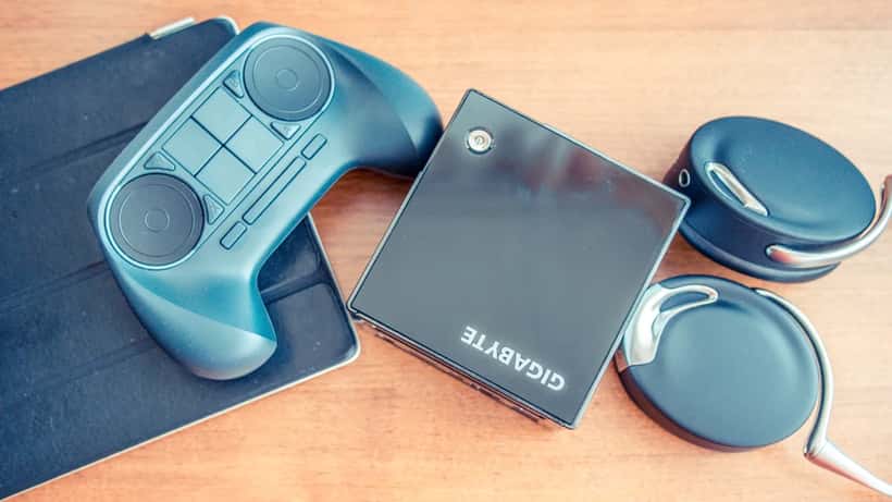 Steam Machine di Gigabyte e Steam Controller di Valve su supporto di legno