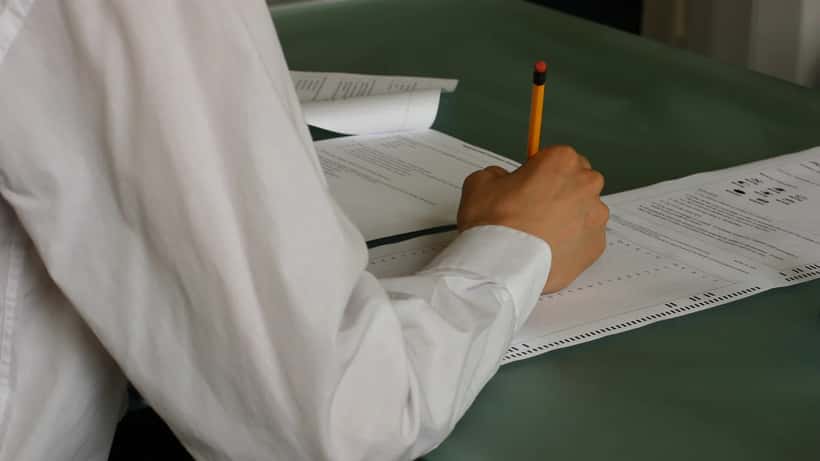 Schüler schreibt Matura-Prüfung in Klassenzimmer