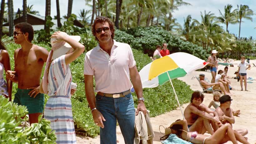 Tom Selleck acteur lachend op rode loper in zwart pak