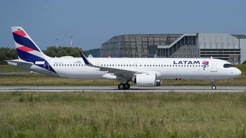 Avião da LATAM Airlines Brasil Airbus A321 em aeroporto europeu