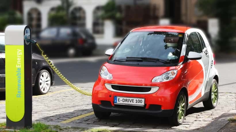 Sähköauto latautumassa latauspistokkeessa