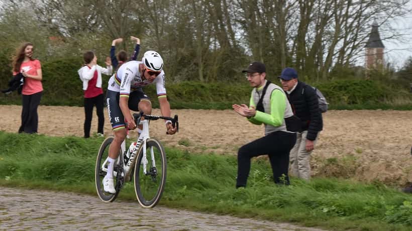 Mathieu van der Poel bei Paris-Roubaix 2024 auf Kopfsteinpflaster