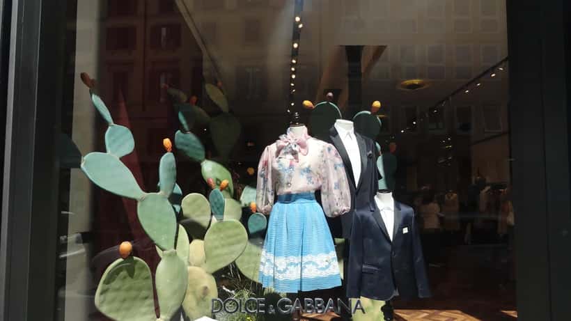 Negozio di moda Dolce e Gabbana in via della Spiga a Milano, vetrina con abbigliamento di lusso