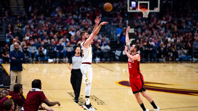 Dean Wade de los Cleveland Cavaliers intentando un tiro de tres puntos en cancha