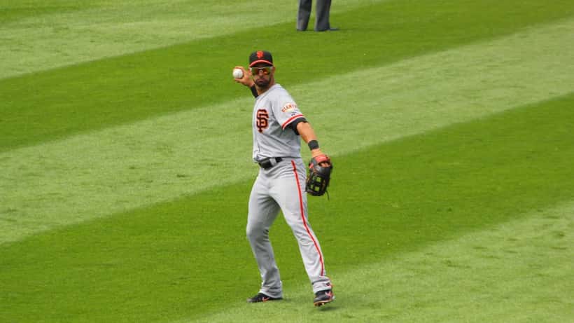 Ángel Pagán, beisbolista latino de los San Francisco Giants, en el campo de la MLB