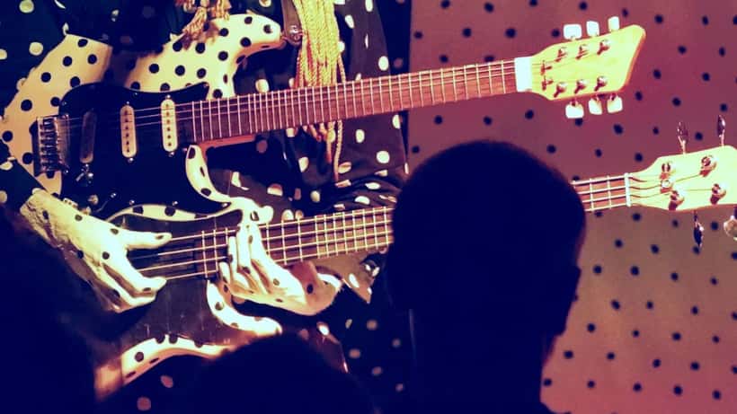 Cardiologue québécois ausculte un patient dans une clinique de Montréal