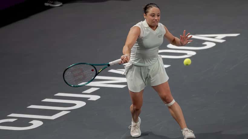 Elisabetta Cocciaretto in azione durante un torneo di tennis su terra rossa