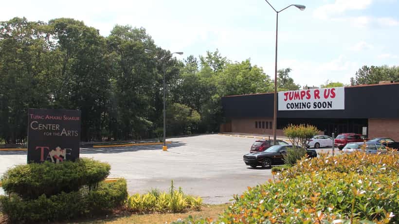 Tupac Amaru Shakur Center for the Arts -keskuksen julkisivu ja nimikyltti