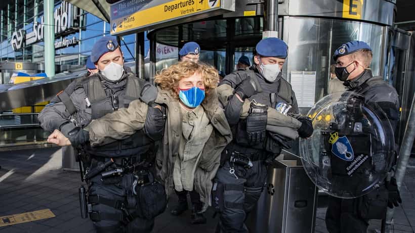 Extinction Rebellion activisten protesteren op het terrein van Schiphol in Nederland