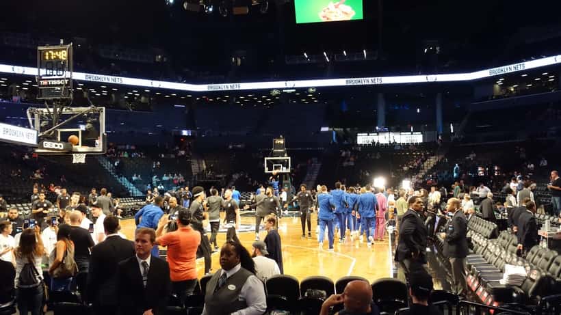 Jogadores de basquete da NBA em aquecimento pré-jogo na quadra, representando contratos e negociações no esporte profissional