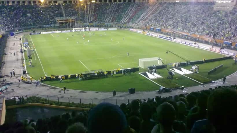 Partida de futebol brasileiro com torcidas do Palmeiras e Atlético Mineiro no estádio