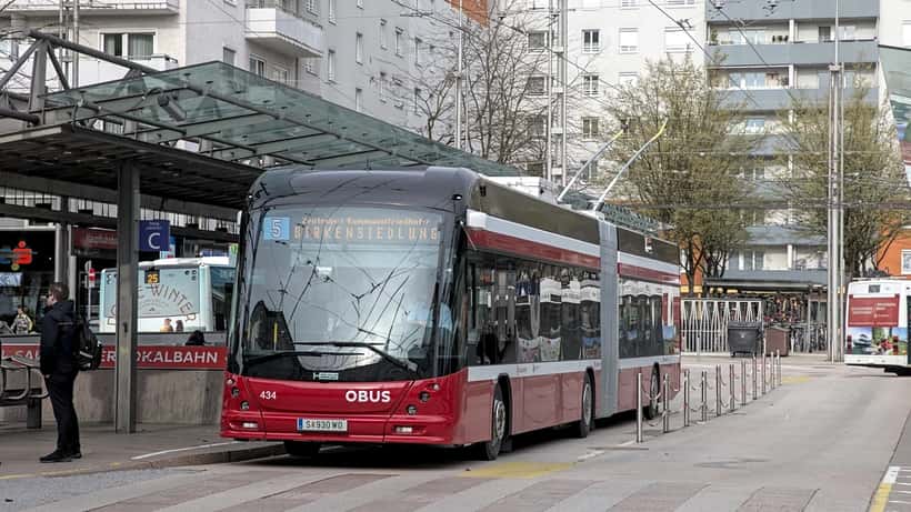 Obus der Salzburg Linien an einer Haltestelle in Salzburg