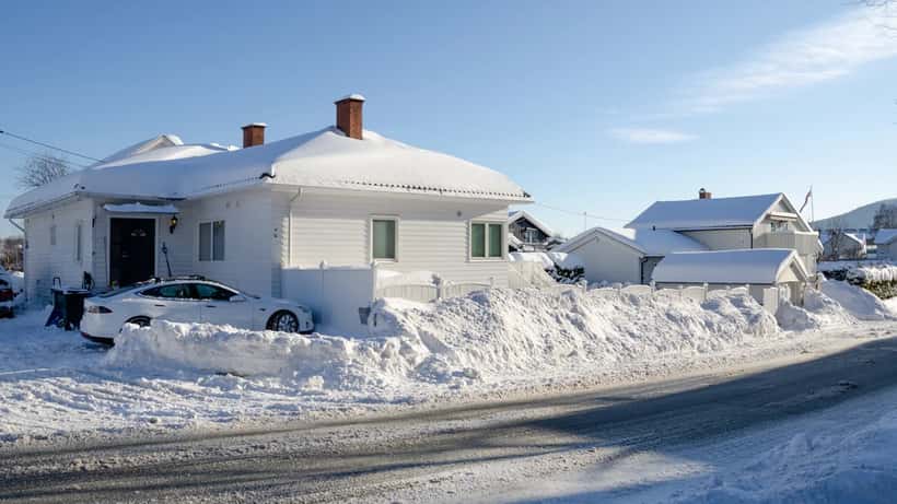 Hus med snø på taket i Drammen, Norge