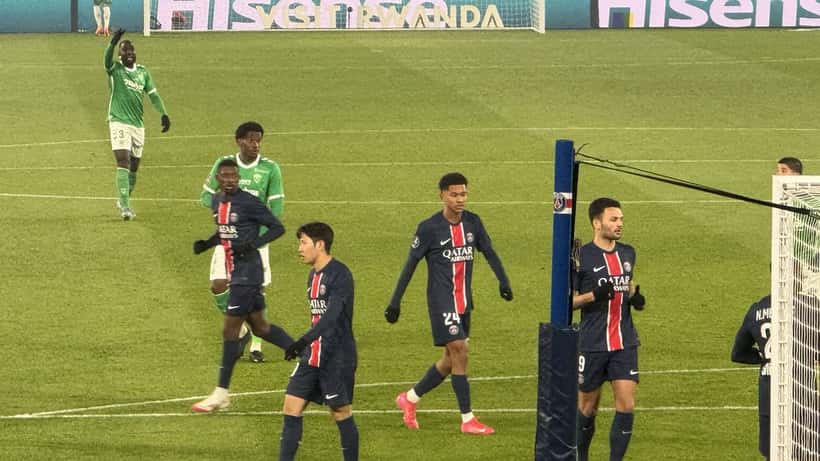 Match de football du Paris Saint-Germain au Parc des Princes, illustrant les enjeux contractuels des transferts de joueurs professionnels