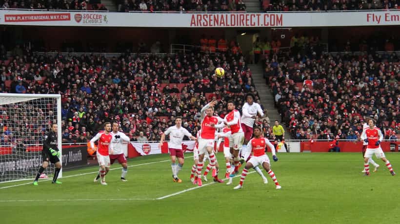 Fotbollsspelare försvarar under press i Premier League match