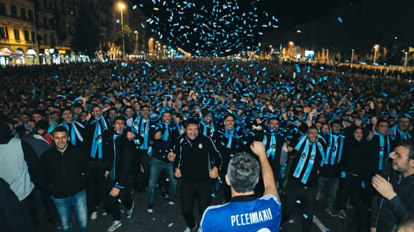 Tifosi dell'Inter festeggiano lo scudetto in strada a Milano, uno tifoso sorregge la caviglia dolorante