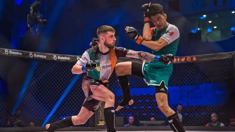 Lutadores de MMA em combate durante campeonato de artes marciais mistas, ilustrando os riscos de trauma craniano no esporte