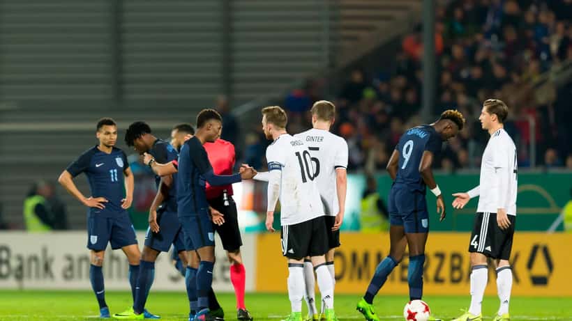 Matthias Ginter und die deutsche U21 im Einsatz – Symbolbild für Sportlerkarriere und finanzielle Vorsorge
