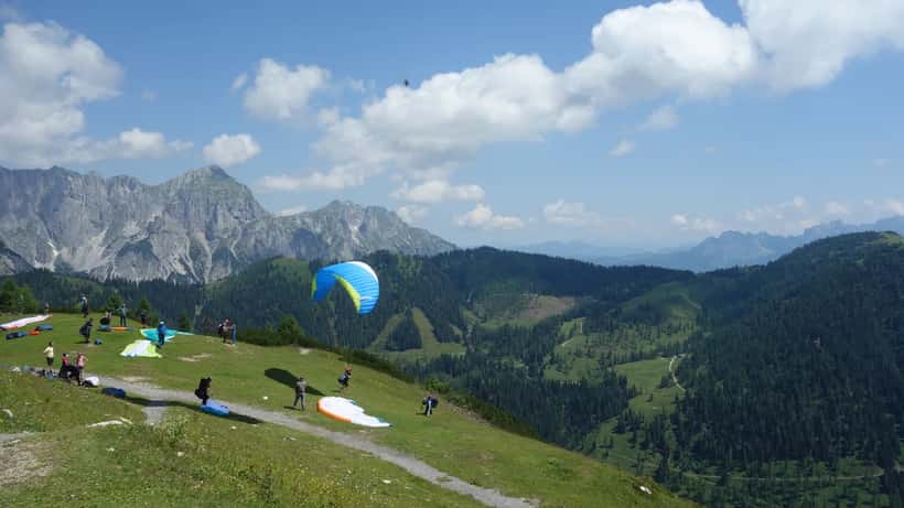 Paragleiter über dem Werfenweng, Salzburger Land, Österreich