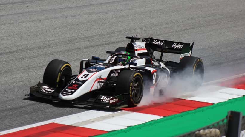Frederik Vesti i sin Formel 2-racer under FIA F2-løb i Østrig, action shot