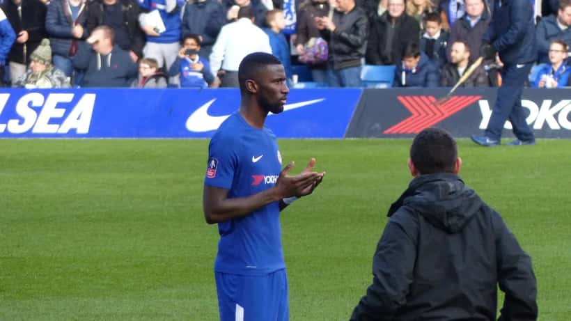 Antonio Rüdiger im Fußballspiel in Chelsea-Trikot