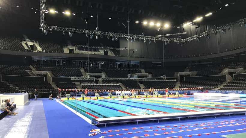 Arena con vasca olimpica allestita per i Campionati Europei di nuoto 2026