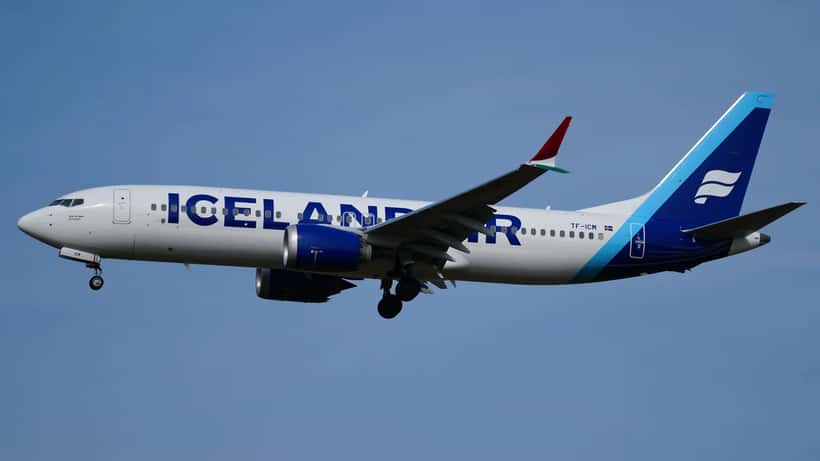 Icelandair Boeing 737-8 MAX flugvél á flugvellinum