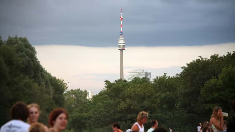 Donauinselfest Wien 2026 – Bühne und Menschenmassen auf der Donauinsel mit Donauturm im Hintergrund