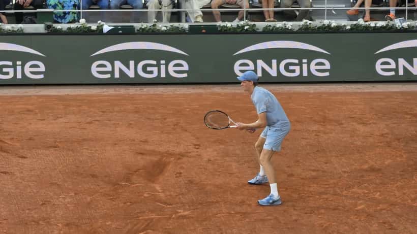 Match de tennis sur la terre battue de Roland-Garros 2026, Jannik Sinner en fond de court Philippe-Chatrier