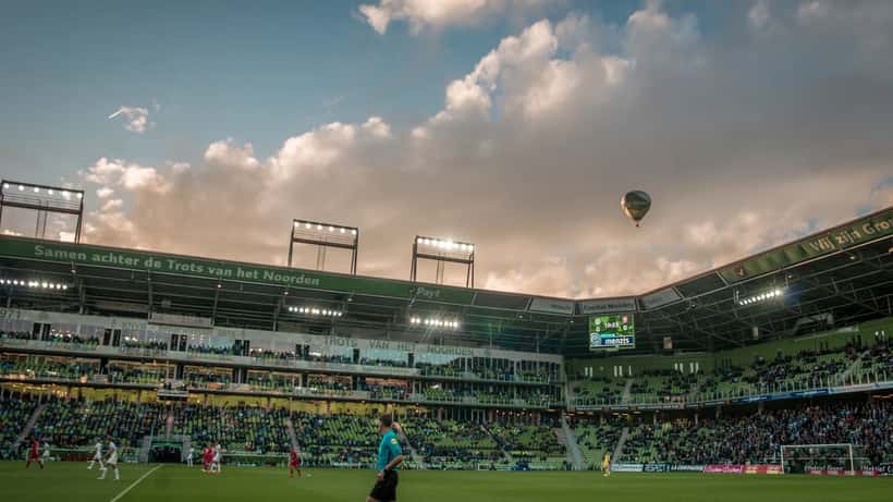 FC Groningen spelers in actie tijdens een Eredivisie-wedstrijd in het Euroborg Stadion
