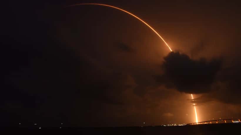 Foguete Falcon 9 da SpaceX durante lançamento com rastro de fogo visível