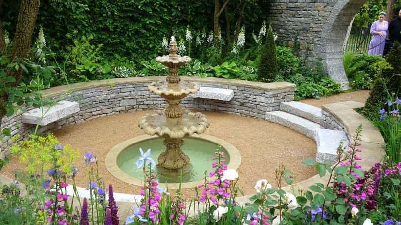 Jardin à l'anglaise en fleurs inspiré de l'univers de la série Bridgerton