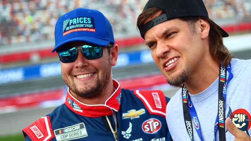 Theo Von junto a Erik Jones en evento público, expresión seria