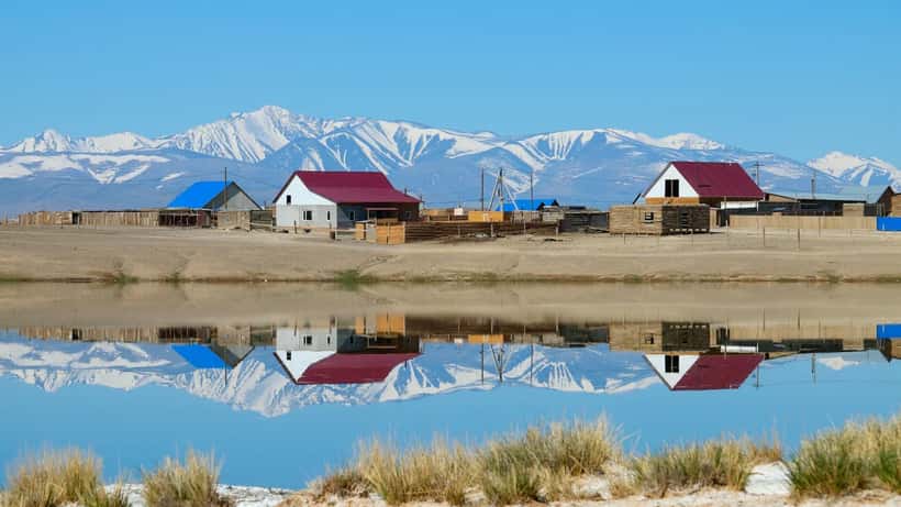 Panoramisch uitzicht over Kosh Agach in de Altaj-regio, nabij de Russisch-Mongoolse grens