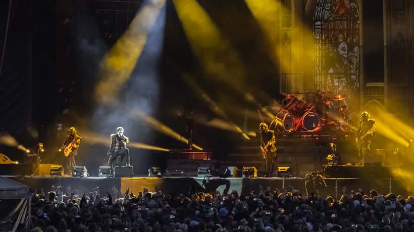 Festivalbesökare framför stor scen med starkt ljud under Sweden Rock Festival