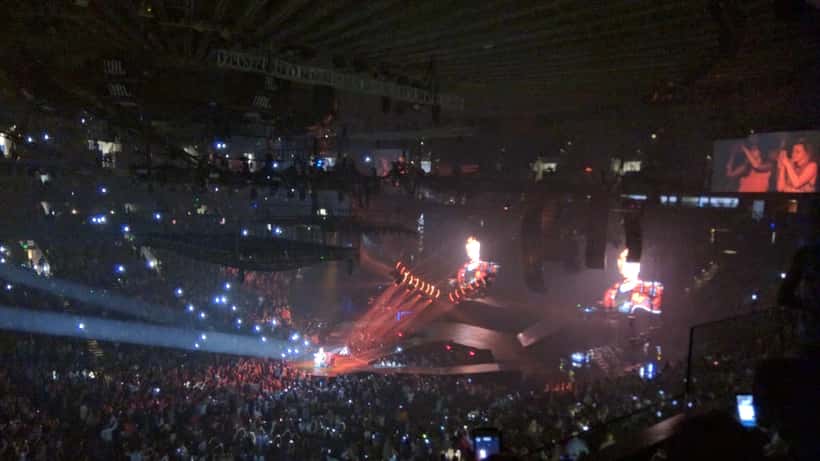 Justin Bieber se apresentando em show ao vivo, palco iluminado