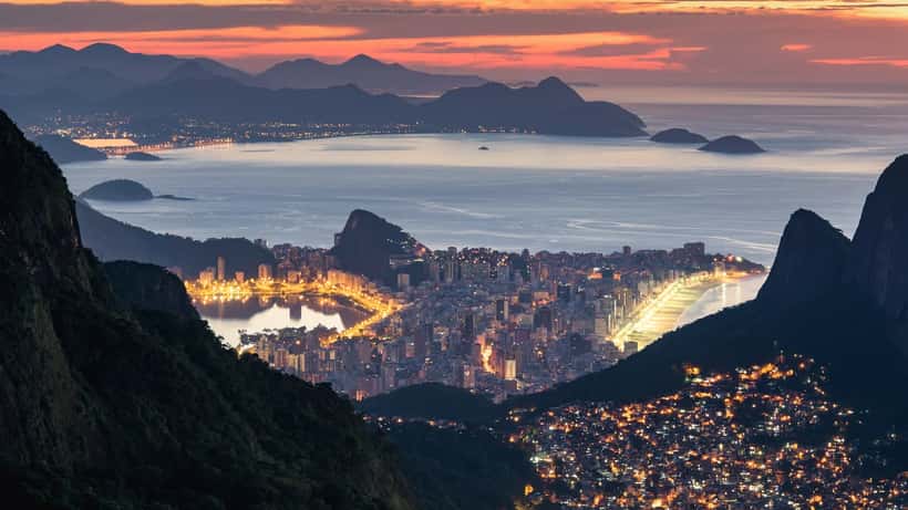Vista panorâmica do Rio de Janeiro com Rocinha e Ipanema ao fundo, regiões vulneráveis durante a temporada de chuvas