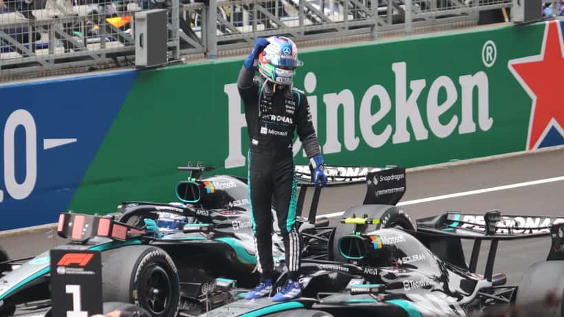 Kimi Antonelli feirer seier for Mercedes i Formel 1 2026