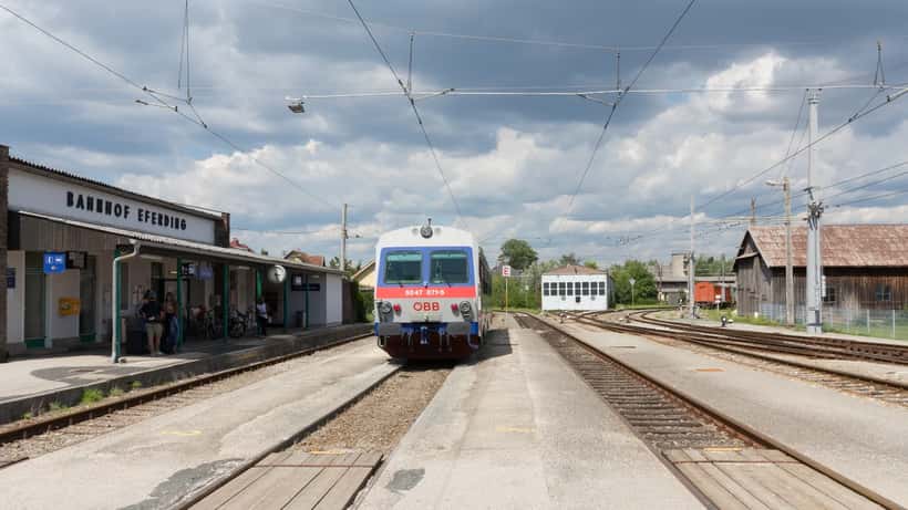 Bahnhof Eferding mit haltendem ÖBB-Zug an einem Sommertag