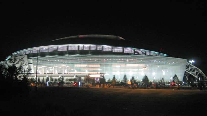 Dallas Cowboys Stadion bei Nacht – AT&T Stadium in Arlington, Texas