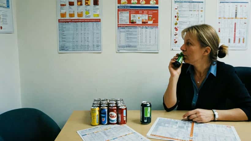 Ernährungsberaterin prüft Zuckergehalt von Getränken