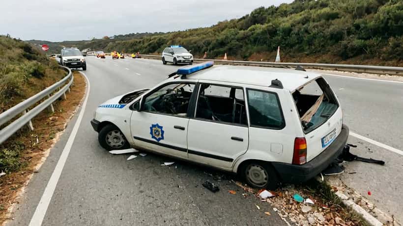 Carro capotado em estrada portuguesa com serviços de emergência no local