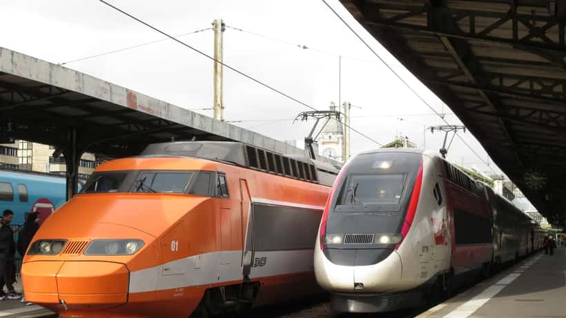 Deux TGV Alstom sur les voies à la gare Paris-Lyon
