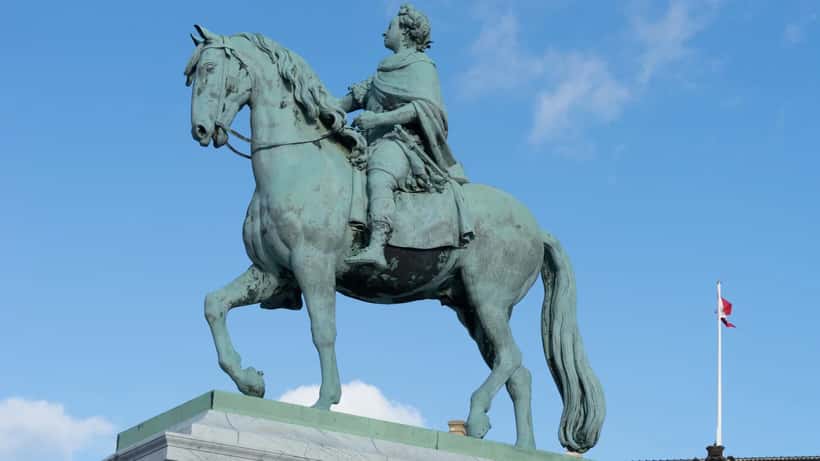 Rytterstatue af Kong Frederik V på Amalienborg Slotsplads i København