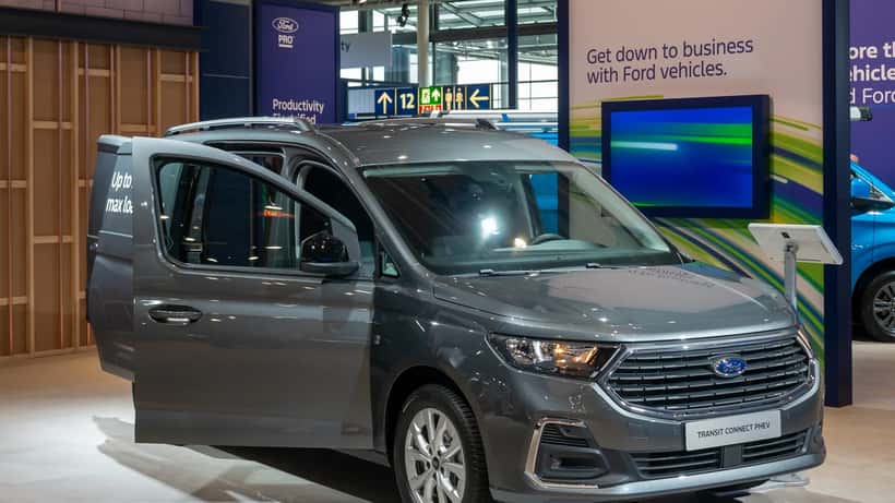 Padiglione dell'IAA Transportation di Hannover con veicoli commerciali e camion elettrici esposti