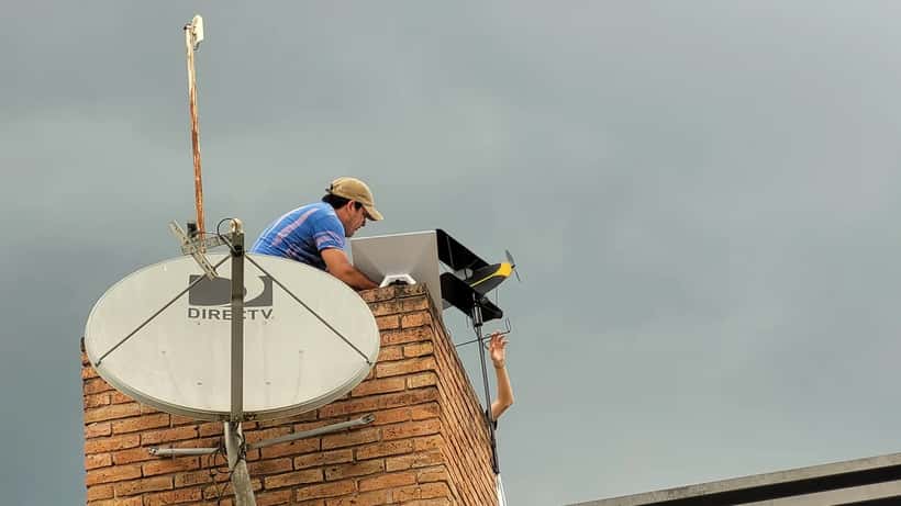 Antenne et terminal utilisateur Starlink installés en extérieur