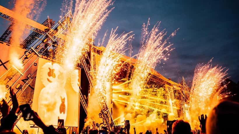 Festivalbesökare på Brännbollsyran i Umeå — hälsorisker efter regn och våld 2026