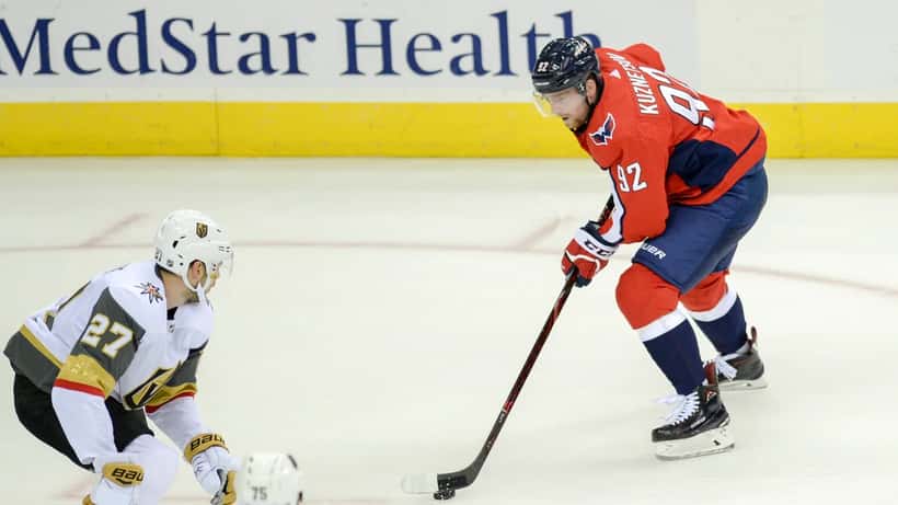 Jugadores de los Vegas Golden Knights compitiendo en un partido de la NHL contra Washington