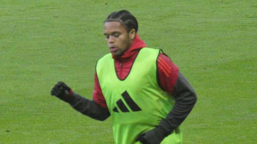 Liverpool-talent Rio Ngumoha in actie op het voetbalveld
